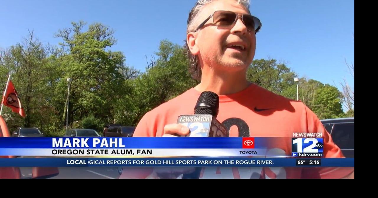 Ducks and Beavs fan reactions for 2026 Spring football games | Video ...