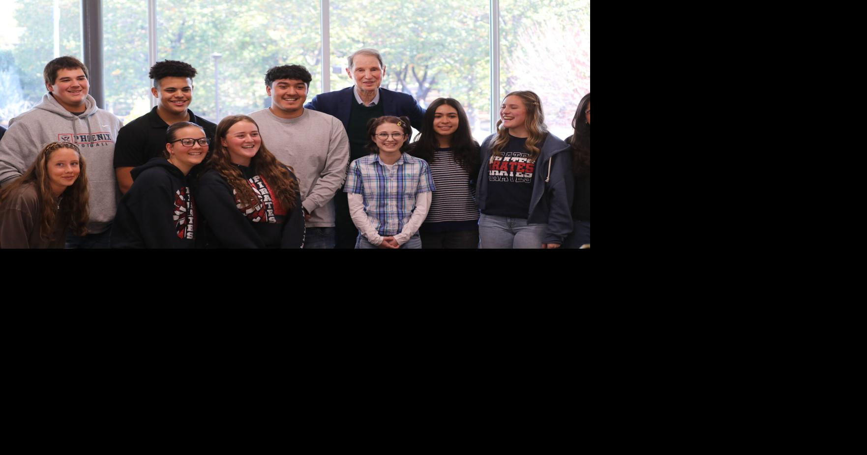 Wyden visits high school students about mental health in shadow of Bend school shooting