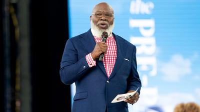 Bishop T.D. Jakes is stable after suffering 'health incident' during Sunday  sermon, church says | National | kdrv.com