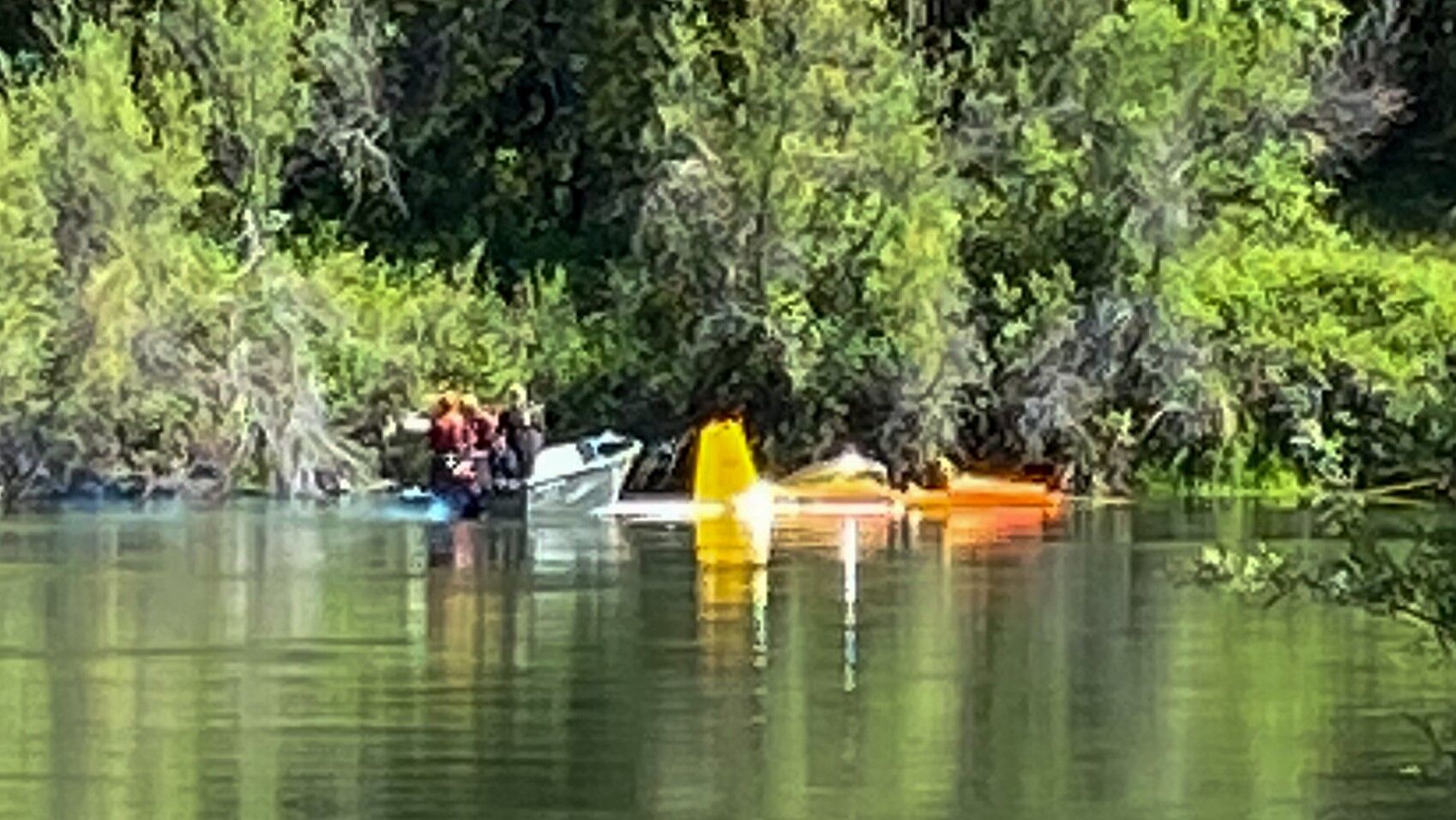 Plane crashes into Rogue River near Galice, Oregon News kdrv pic