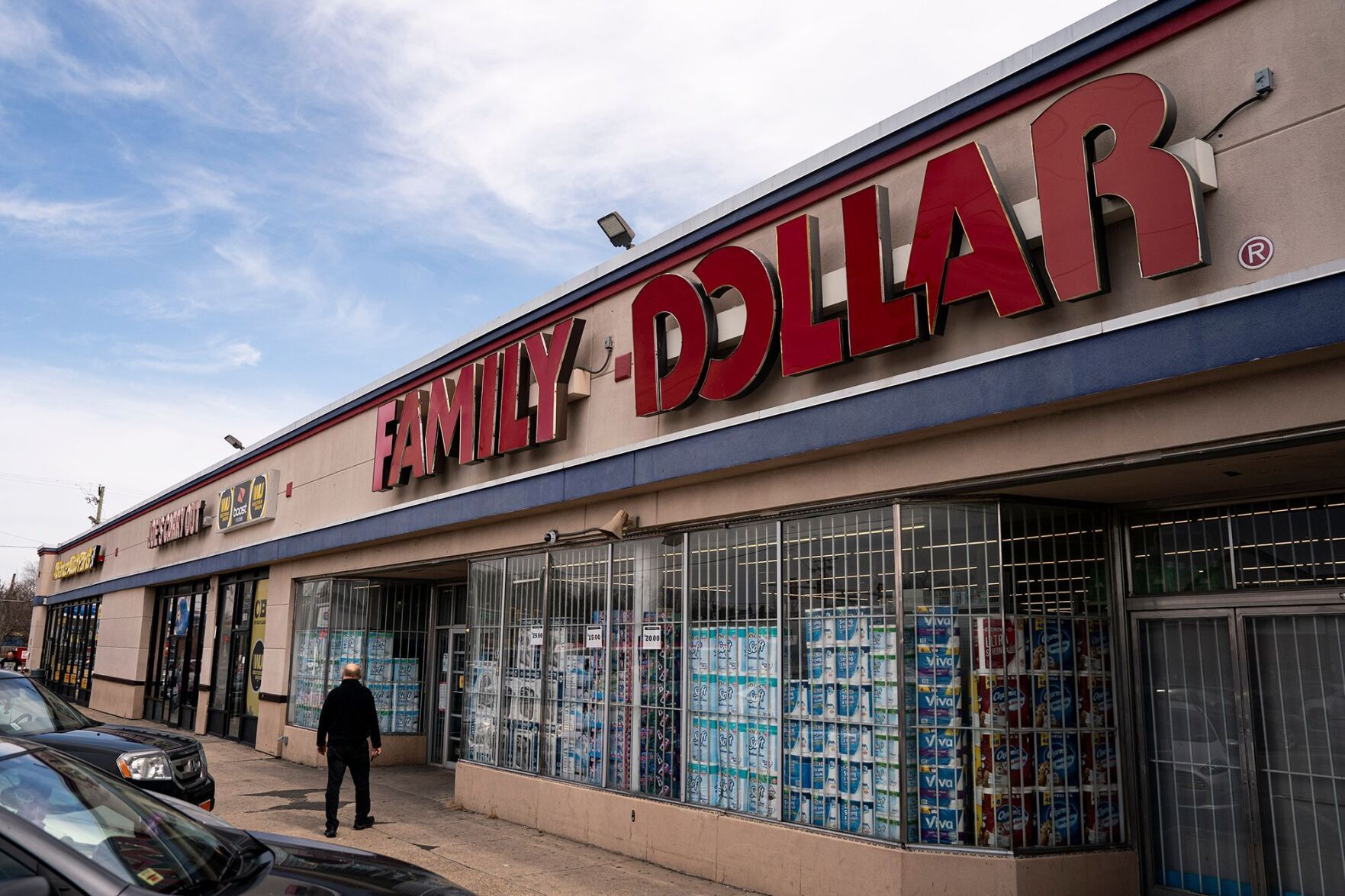 1 000 dollar stores are closing. These cities have revolted