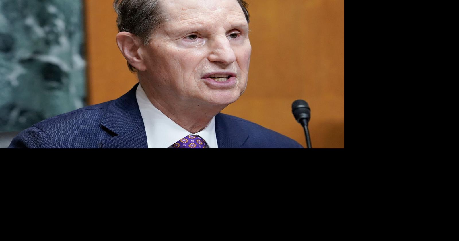 Oregon's Ron Wyden supports pay raise for federal employees