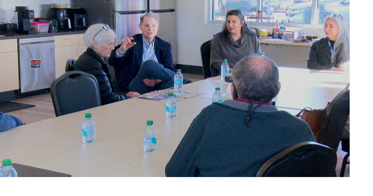 Ron Wyden visits New La Clinica Pharmacy backed by federal funding