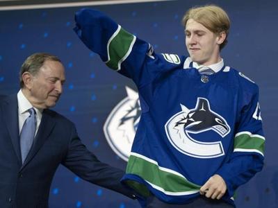Vancouver Canucks take Swedish right-winger Jonathan Lekkerimaki in NHL draft