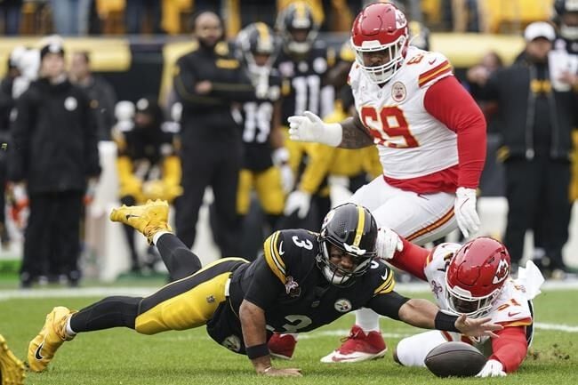 Mahomes throws 3 TDs as Chiefs clinch AFC's top seed by breezing past the skidding Steelers 29-10