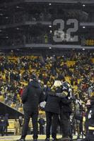 Harris' widow on field in Pittsburgh as his No. 32 retired
