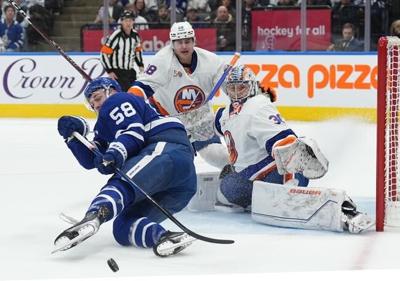 William Nylander powers Maple Leafs over struggling Islanders