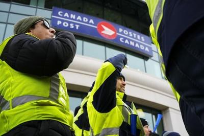 As postal strike enters fourth week, pressure mounts for Ottawa to step in: experts