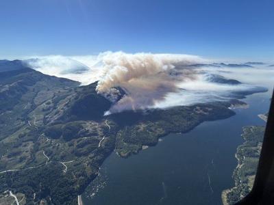 Officials hope rain clear heavy smoke from wildfire near Port Alberni, ѻý