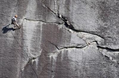 Tons of rock break off Stawamus Chief in Squamish, ѻý, possibly due to heat