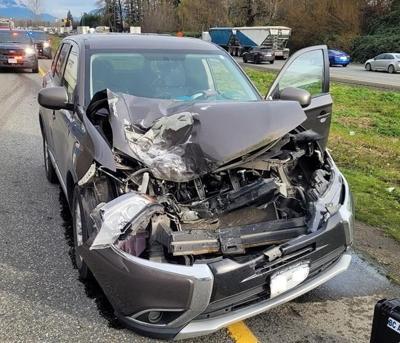 Loose wheel from truck crashes head-on into SUV on ѻý highway