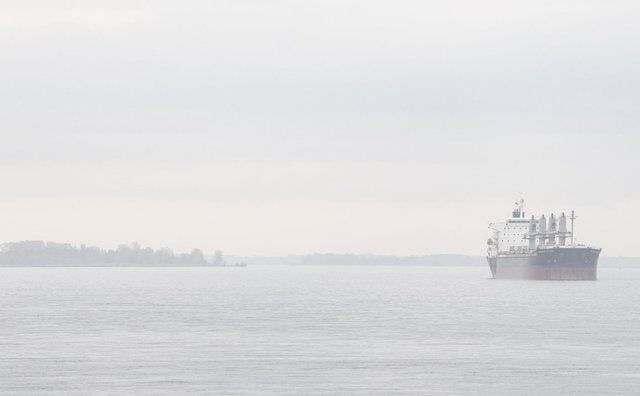 Operation begins to free ship run aground in St. Lawrence River near Montreal