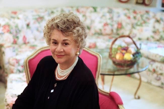 Tony Award-winning British actor Joan Plowright, widow of Laurence Olivier, dies at 95