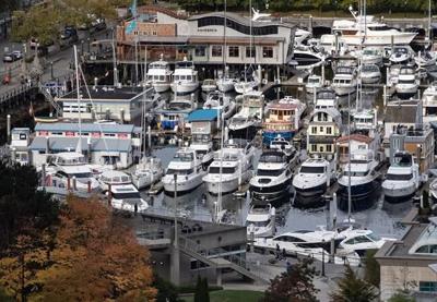 Seaplane collides with boat, crashes into Vancouver's Coal Harbour