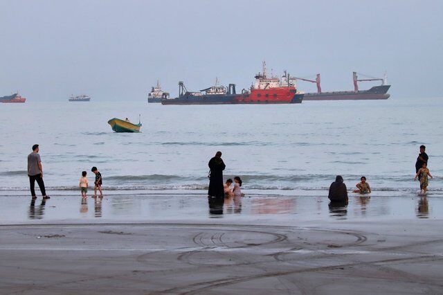 Canada sanctions five Iranian officials over Strait of Hormuz blockade; about 1,500 vessels stranded in Persian Gulf