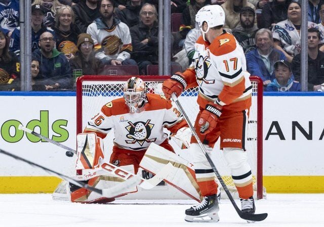 Ducks goalie John Gibson leaves game vs. Canucks after collision in crease