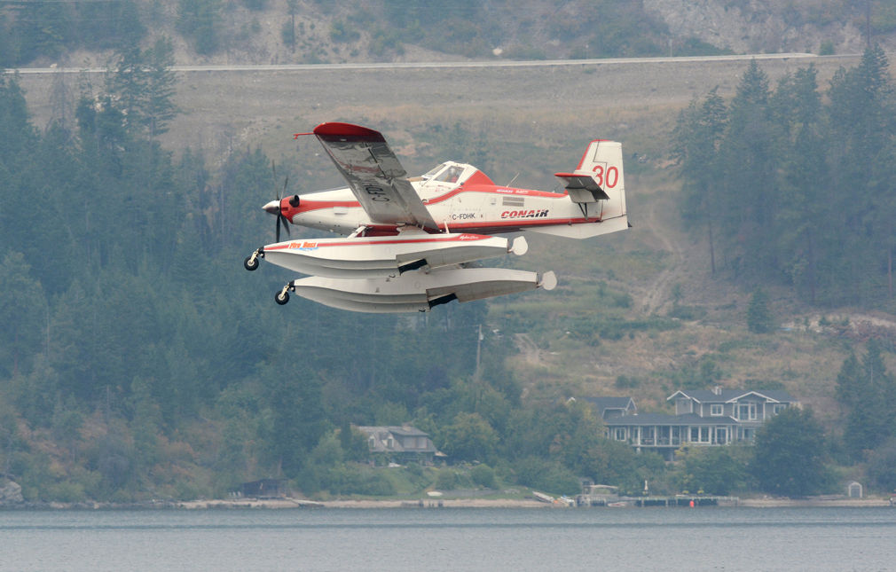 Water bomber action Gallery kelownadailycourier.ca