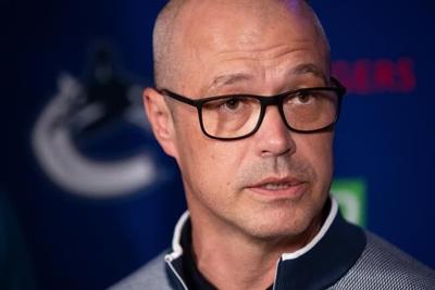 Head coach of winless Vancouver Canucks still has GM's support