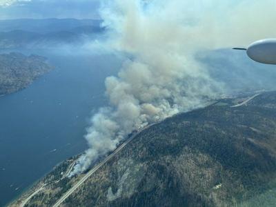 Wildfire evacuations underway for about 400 properties near Peachland, ѻý