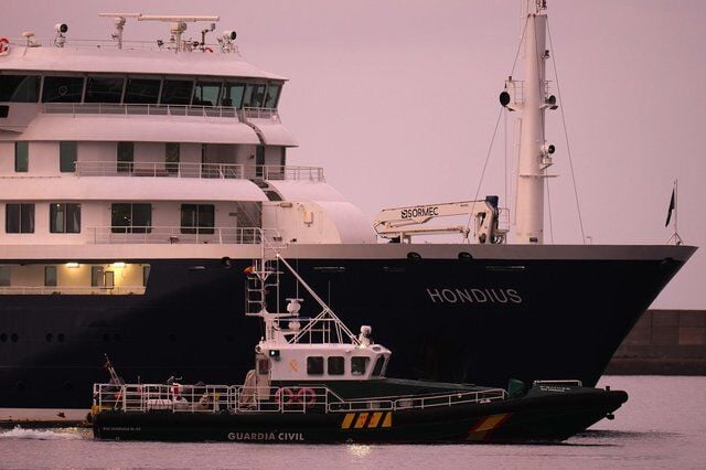 Passengers who were on ship at centre of hantavirus outbreak en route to Canada
