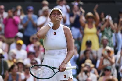 Amanda Anisimova upsets No. 1 Aryna Sabalenka at Wimbledon and faces Iga Swiatek in the final