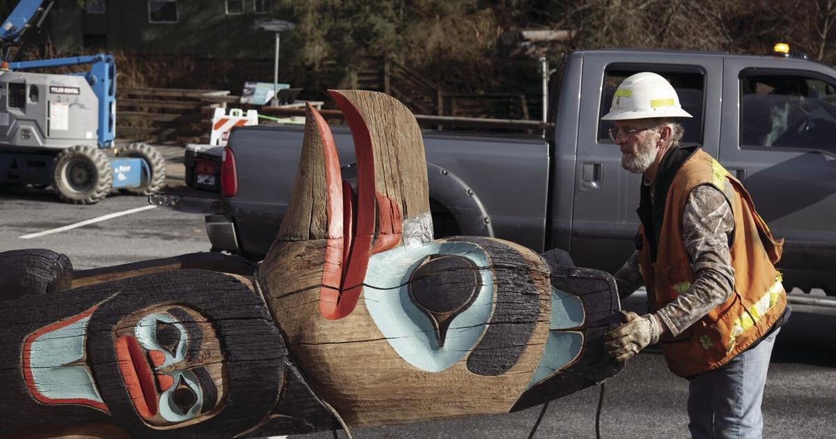 Ketchikan Raven Reinstalling the ‘Raven Stealing the Sun’ totem pole | Photos ...