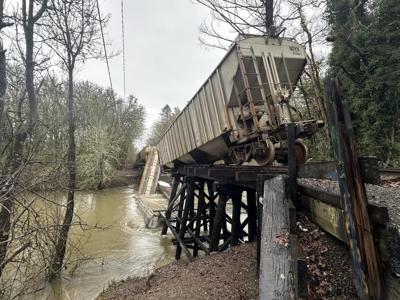 Railroad bridge collapses into Marys River in Corvallis News kezi