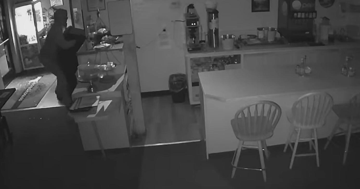 Security camera captures attempted ATM theft at Marcola restaurant - Vimarsana News