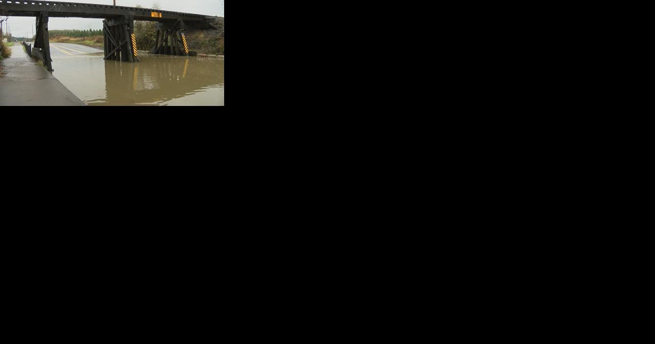 Drivers getting stuck after ignoring flooded roadway - Vimarsana News