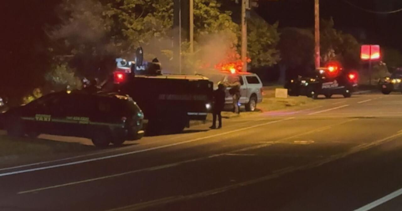 Man facing several charges after allegedly barricading inside his ex-girlfriend's home in overnight standoff - Vimarsana News