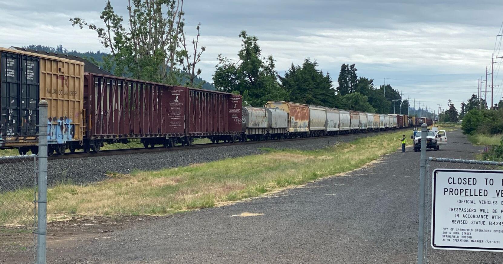 Disconnected train cars temporarily block traffic in Springfield - Vimarsana News