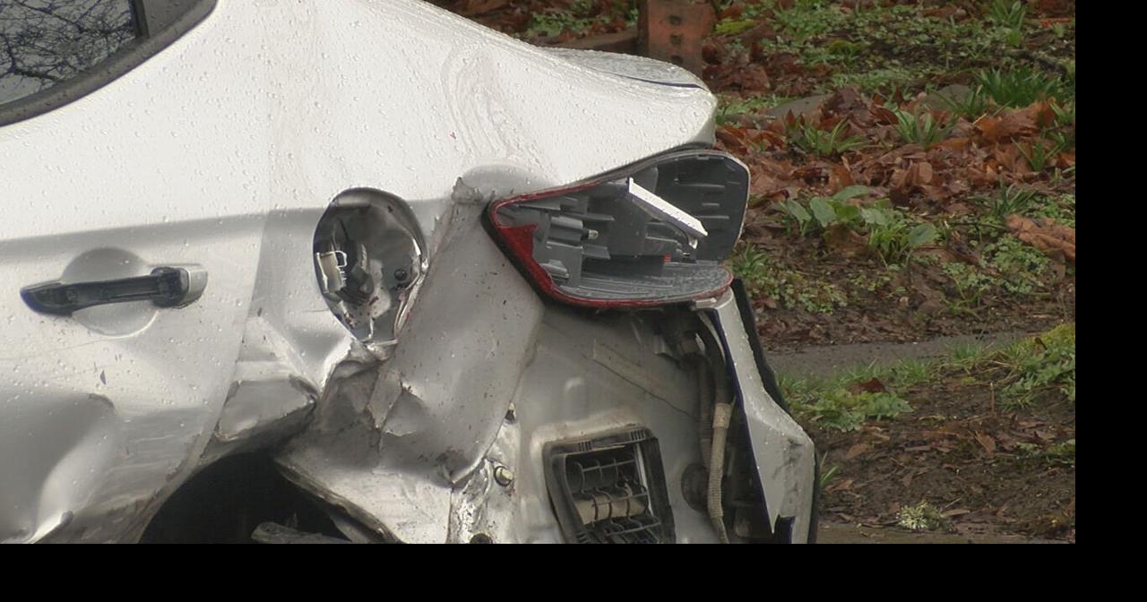 Car accident in Downtown Eugene leaves four cars wrecked and residents