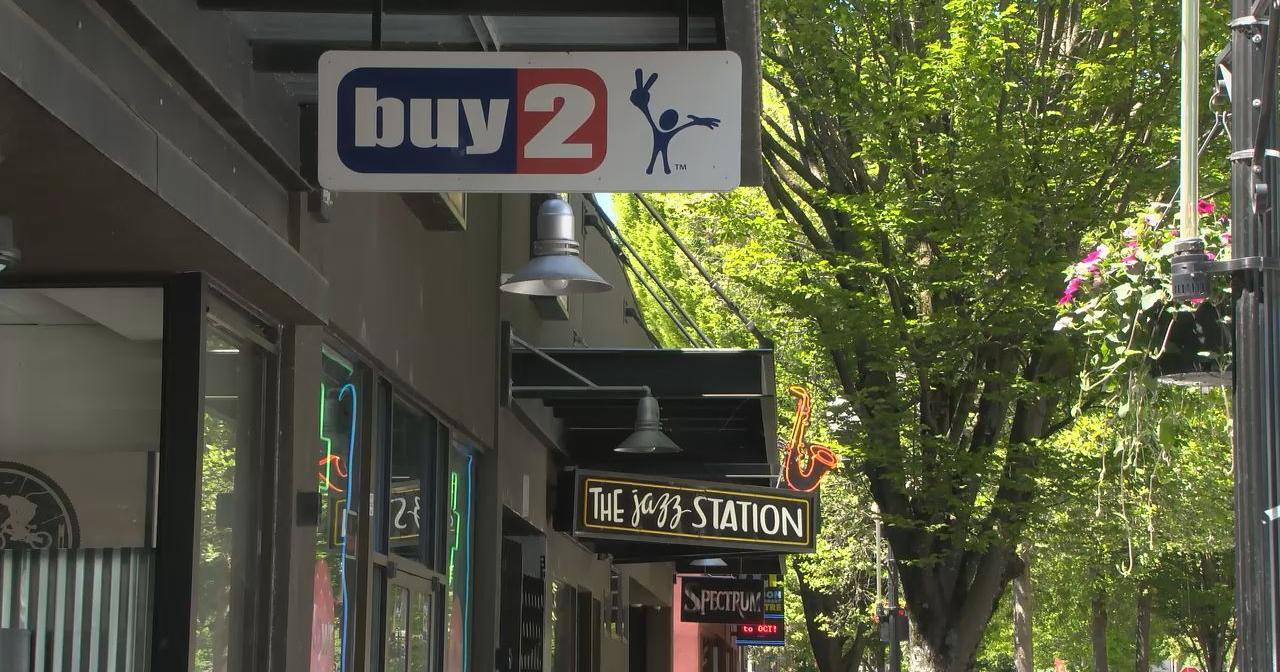 Eugene couple assaulted by group of young men in downtown - Vimarsana News