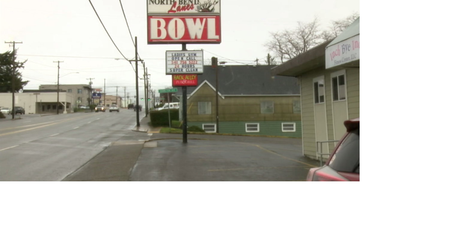 Local businesses roll out the red carpet for Coos Bay basketball