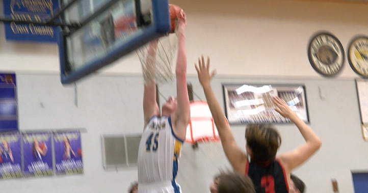 Play of the Week: Jaxon Clark throws it down as Oakland rout Illinois Valley