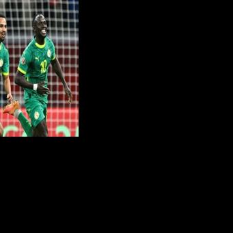 Sadio Mane (R) celebrates with Iliman Ndiaye after scoring Senegal's winning goal against Egypt