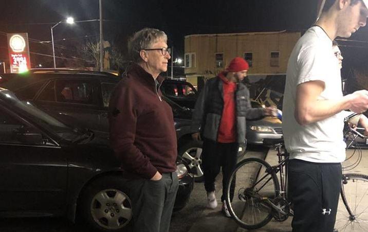 Billionaire Bill Gates Spotted Getting Some Burgers At Dick S In Seattle News Khq Com Bill gates, may be a founder of microsoft with a net worth of $100,000,000,000, and he may also run the largest charity in the history of the world, but when it comes to waiting for burgers and fries in a queue, the billionaire is just like the rest of us. billionaire bill gates spotted getting