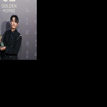 Taiwanese actor Chang Chen poses after winning best leading actor for the his role in 'Lucky Lu'