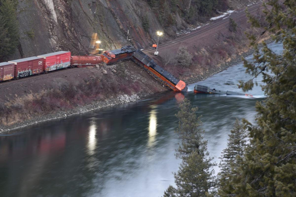 Crews working to remove derailed BNSF train leaking fuel into Kootenai