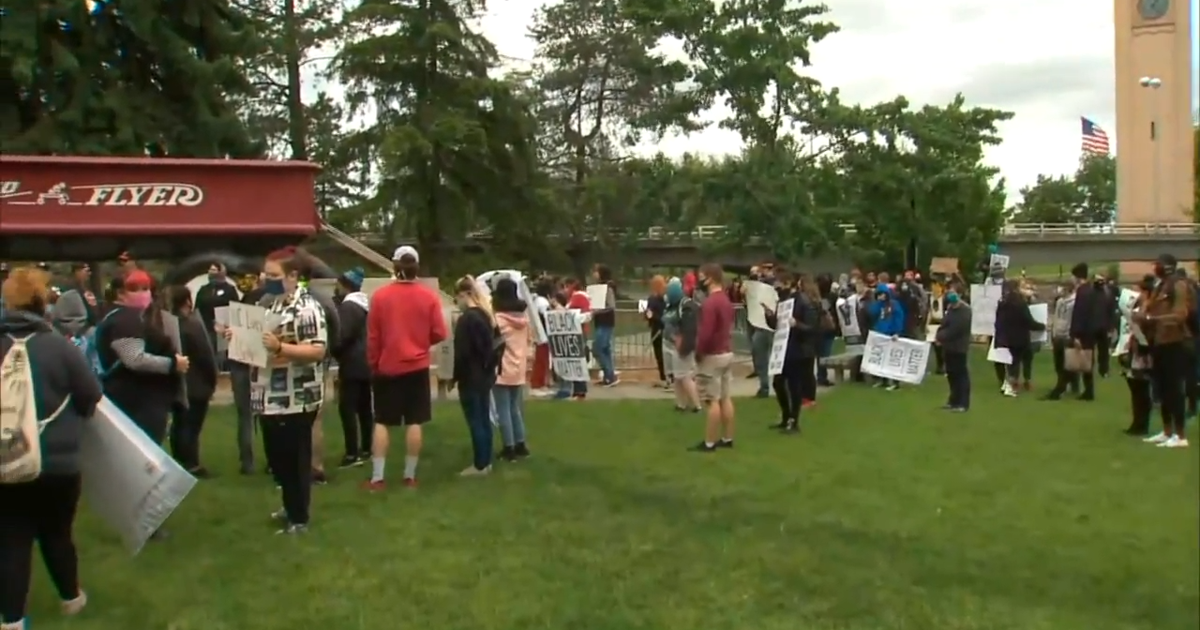 At least a thousand people march from the Red Wagon to the courthouse ...