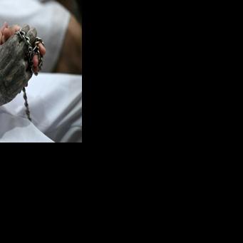 Un miembro de la Mara Salvatrucha (MS-13) encadenado y esposado durante una vista judicial a distancia por videoconferencia en el Centro de Confinamiento del Terrorismo (CECOT) de Tecoluca, El Salvador, el 23 de abril de 2026