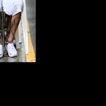 Un miembro de la Mara Salvatrucha (MS-13) encadenado y con grilletes en los pies durante una vista judicial a distancia por videoconferencia celebrada en el Centro de Confinamiento para Terroristas (CECOT) de Tecoluca, El Salvador, el 23 de abril de 2026