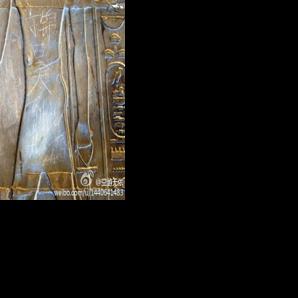 chinese tourist defaces egyptian temple