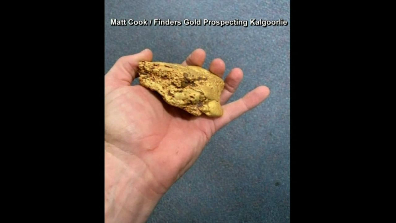 Australia Man Unearths 3 Pound Gold Nugget Worth 65 000 Top Man Unearths 3 Pound Gold Nugget Worth