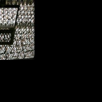 Miembros de la banda Mara Salvatrucha (MS-13) asisten por videoconferencia a un juicio masivo en el Centro de Confinamiento del Terrorismo (CECOT) de Tecoluca, El Salvador, el 23 de abril de 2026