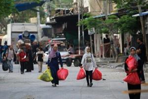 Palestinos fogem da área de Tal al-Sultan em Rafah com seus pertences após novos ataques israelenses à cidade localizada no sul da Faixa de Gaza em 28 de maio de 2024 |  Nacional