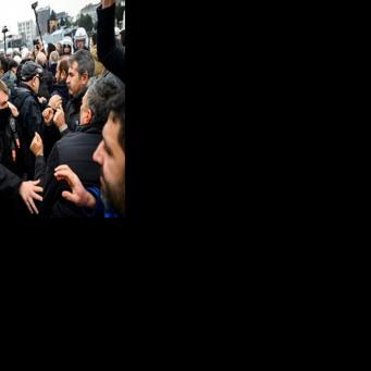 In Istanbul, protesters clashed with police who tried to prevent a demon in solidarity with Kurds in northern Syria