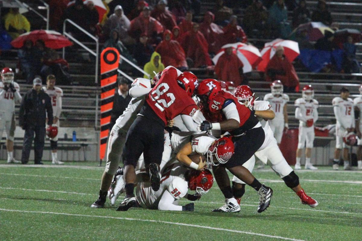High School Football Bulldogs Soak Van Hold On For 20 15 Win