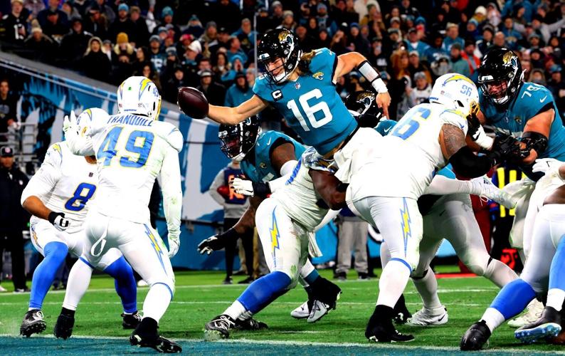 Lawrence rallies Jaguars from 27 down to beat Chargers