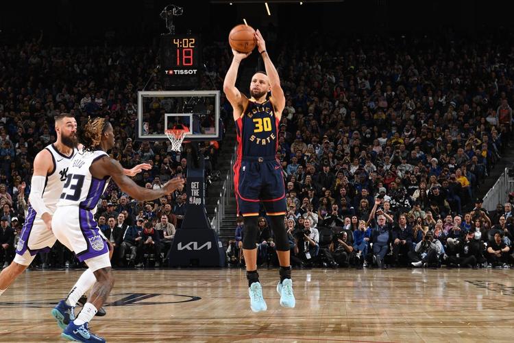 Steph Curry becomes 1st player in NBA history to hit 4,000 career three- pointers | News | kimt.com